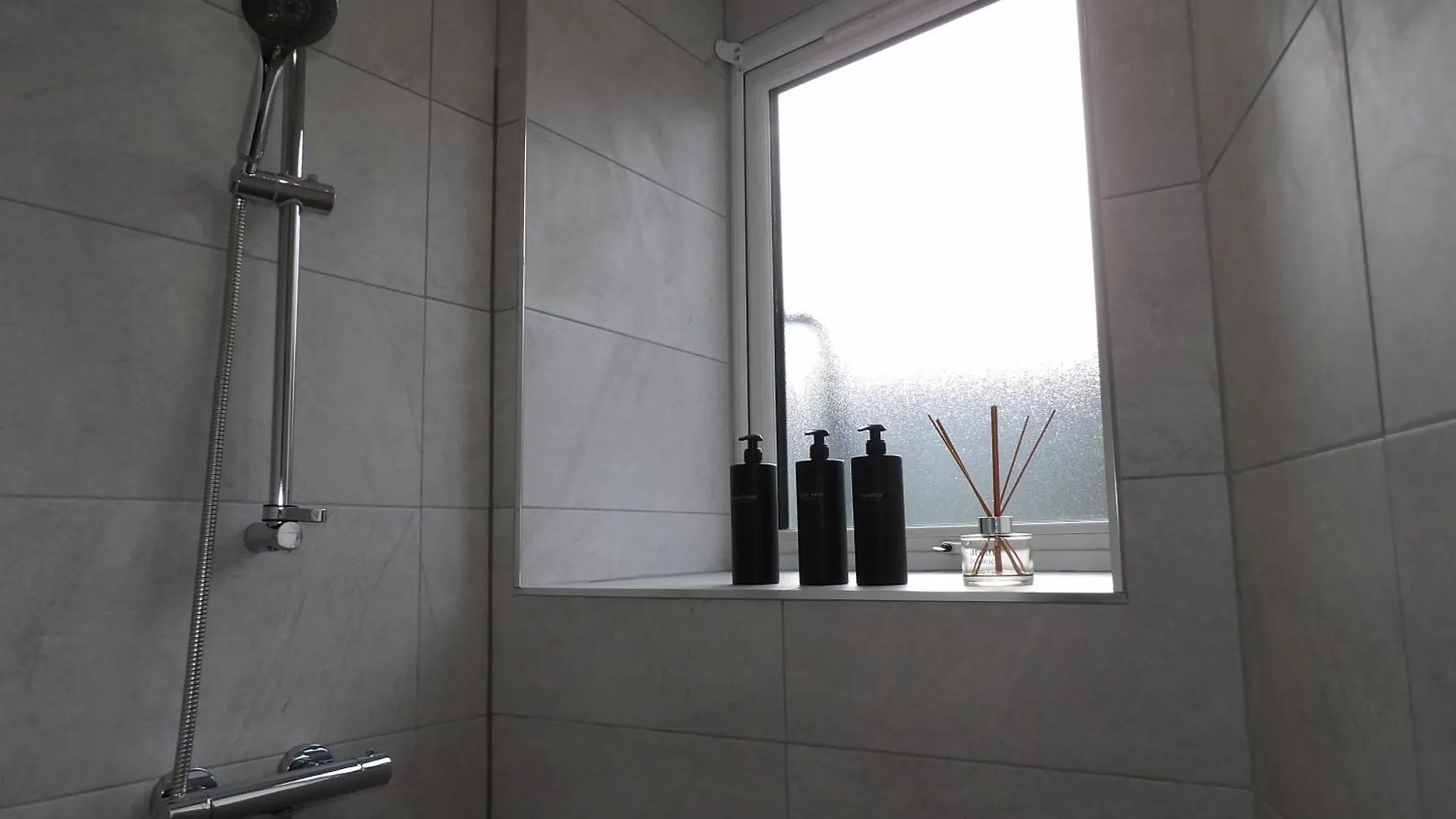 Apartment City Convenience, Calm Comfort-- A Stylish One-Bedroom Retreat Just 3 Stops From The Heart Of The City Edinburgh