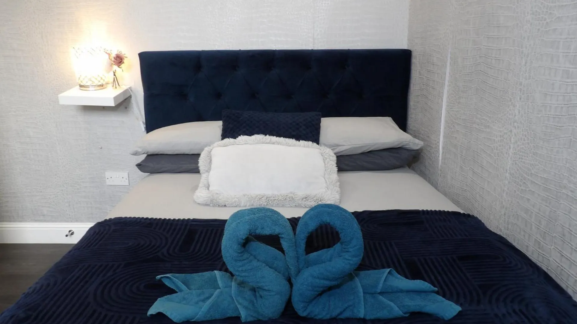 City Convenience, Calm Comfort-- A Stylish One-Bedroom Retreat Just 3 Stops From The Heart Of The City Edinburgh Apartment
