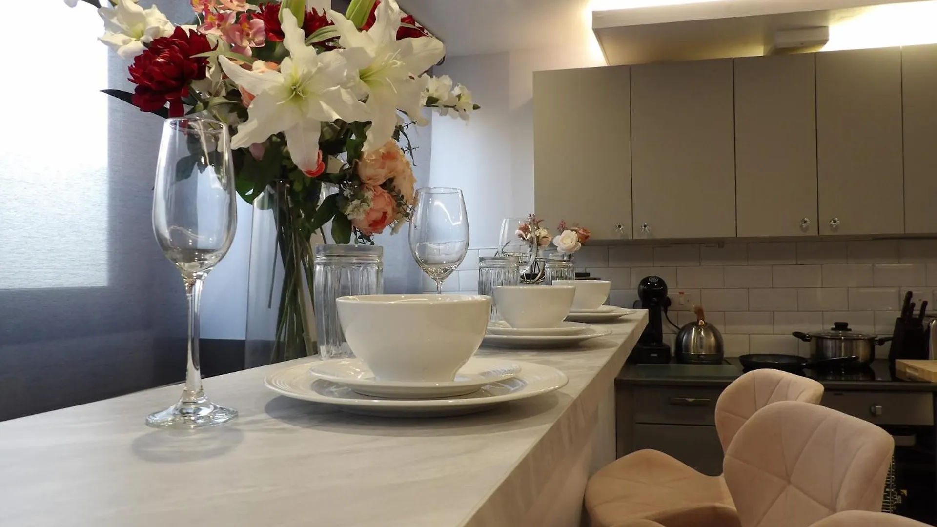 City Convenience, Calm Comfort-- A Stylish One-Bedroom Retreat Just 3 Stops From The Heart Of The City Edinburgh Apartment