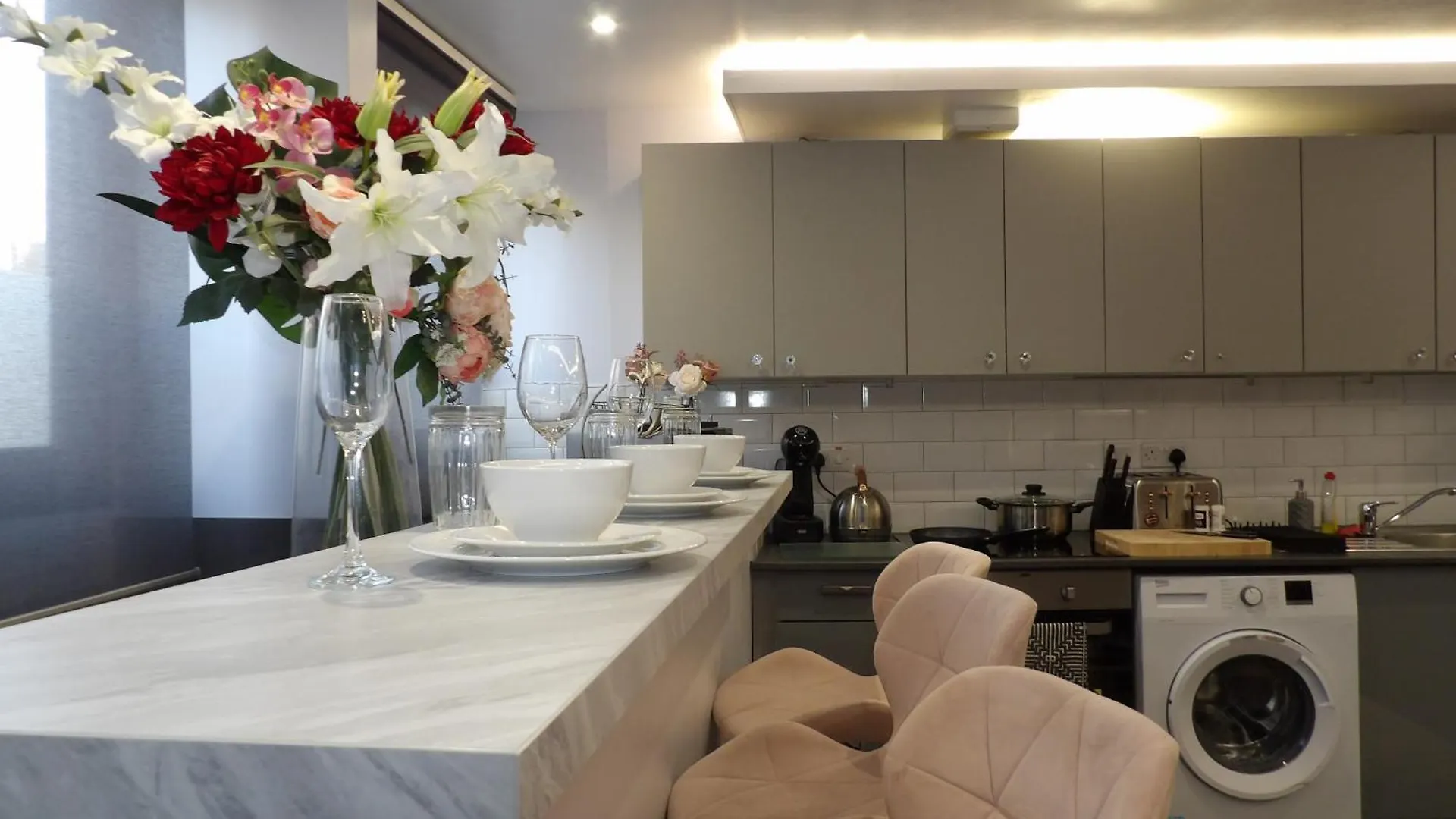 City Convenience, Calm Comfort-- A Stylish One-Bedroom Retreat Just 3 Stops From The Heart Of The City Edinburgh