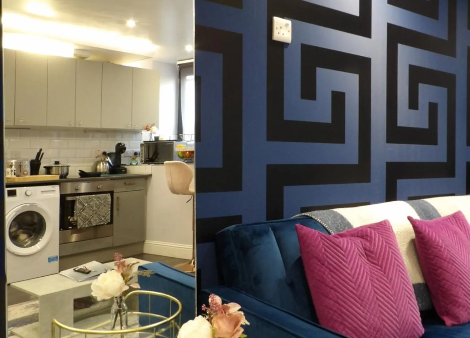 City Convenience, Calm Comfort-- A Stylish One-Bedroom Retreat Just 3 Stops From The Heart Of The City Edinburgh