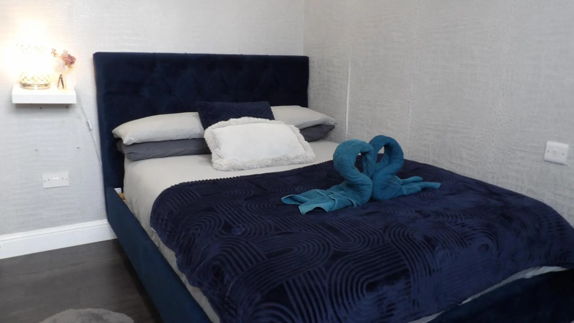 Apartment City Convenience, Calm Comfort-- A Stylish One-Bedroom Retreat Just 3 Stops From The Heart Of The City Edinburgh