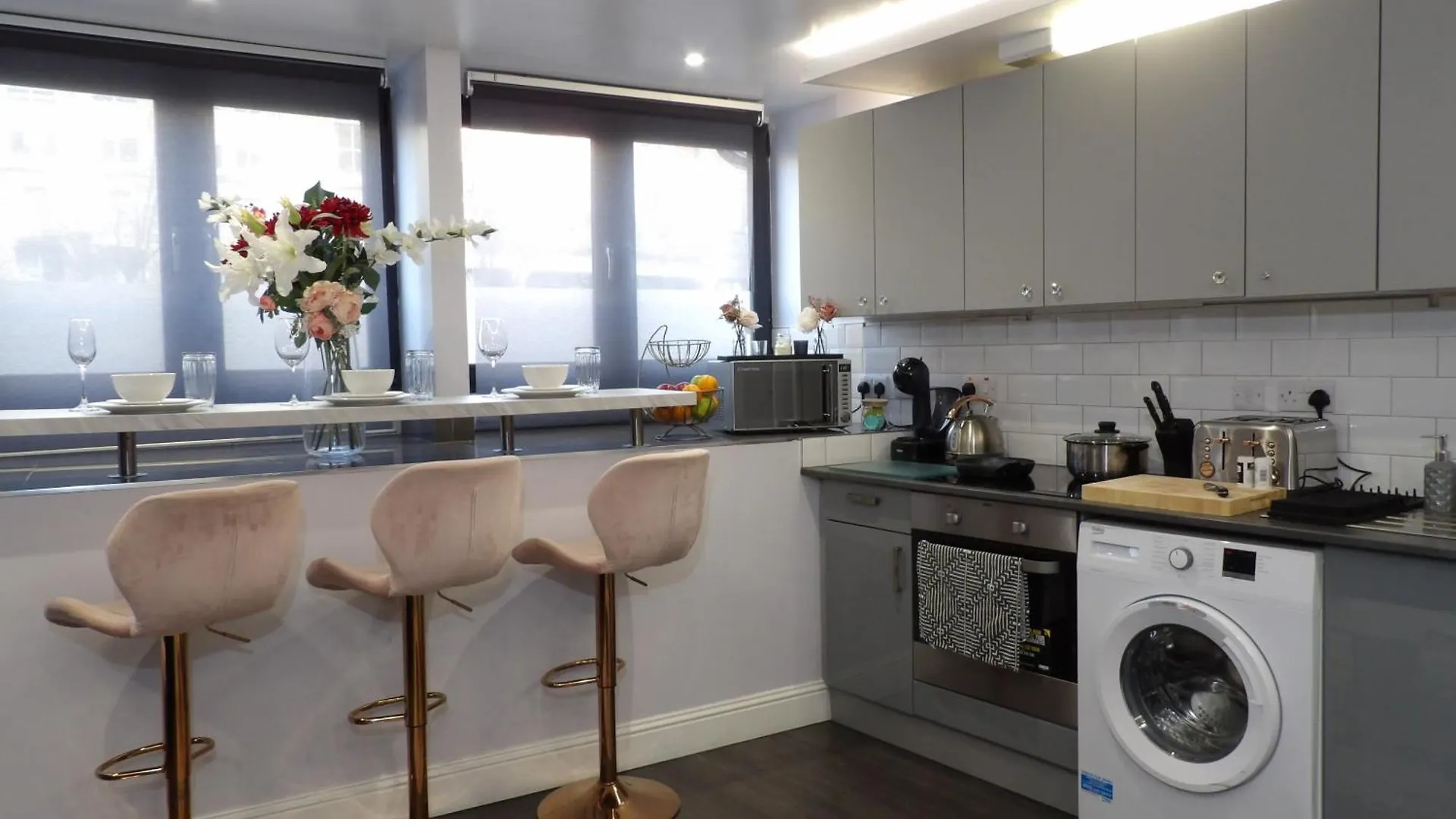 City Convenience, Calm Comfort-- A Stylish One-Bedroom Retreat Just 3 Stops From The Heart Of The City Edinburgh Apartment