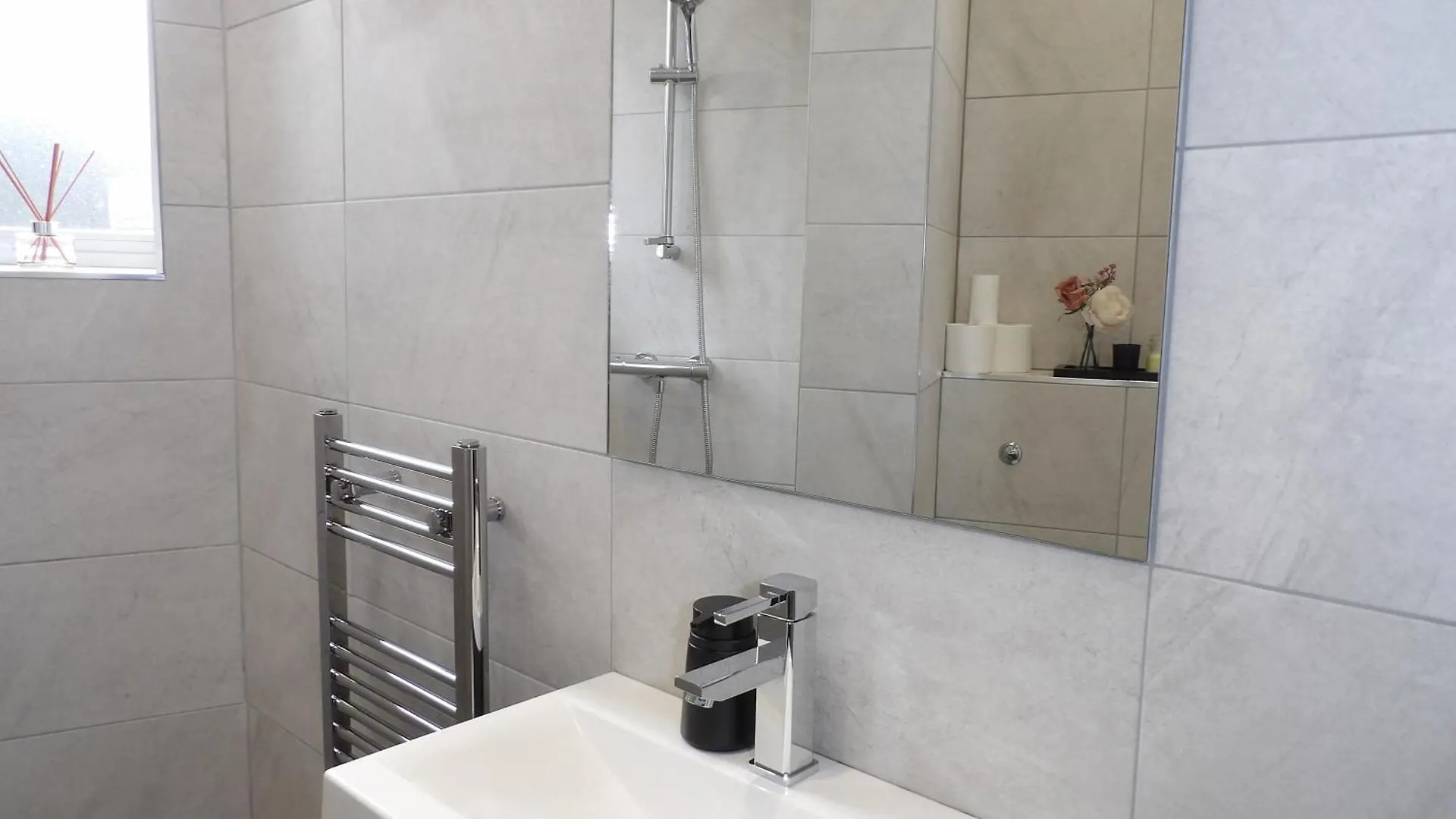 Apartment City Convenience, Calm Comfort-- A Stylish One-Bedroom Retreat Just 3 Stops From The Heart Of The City Edinburgh United Kingdom