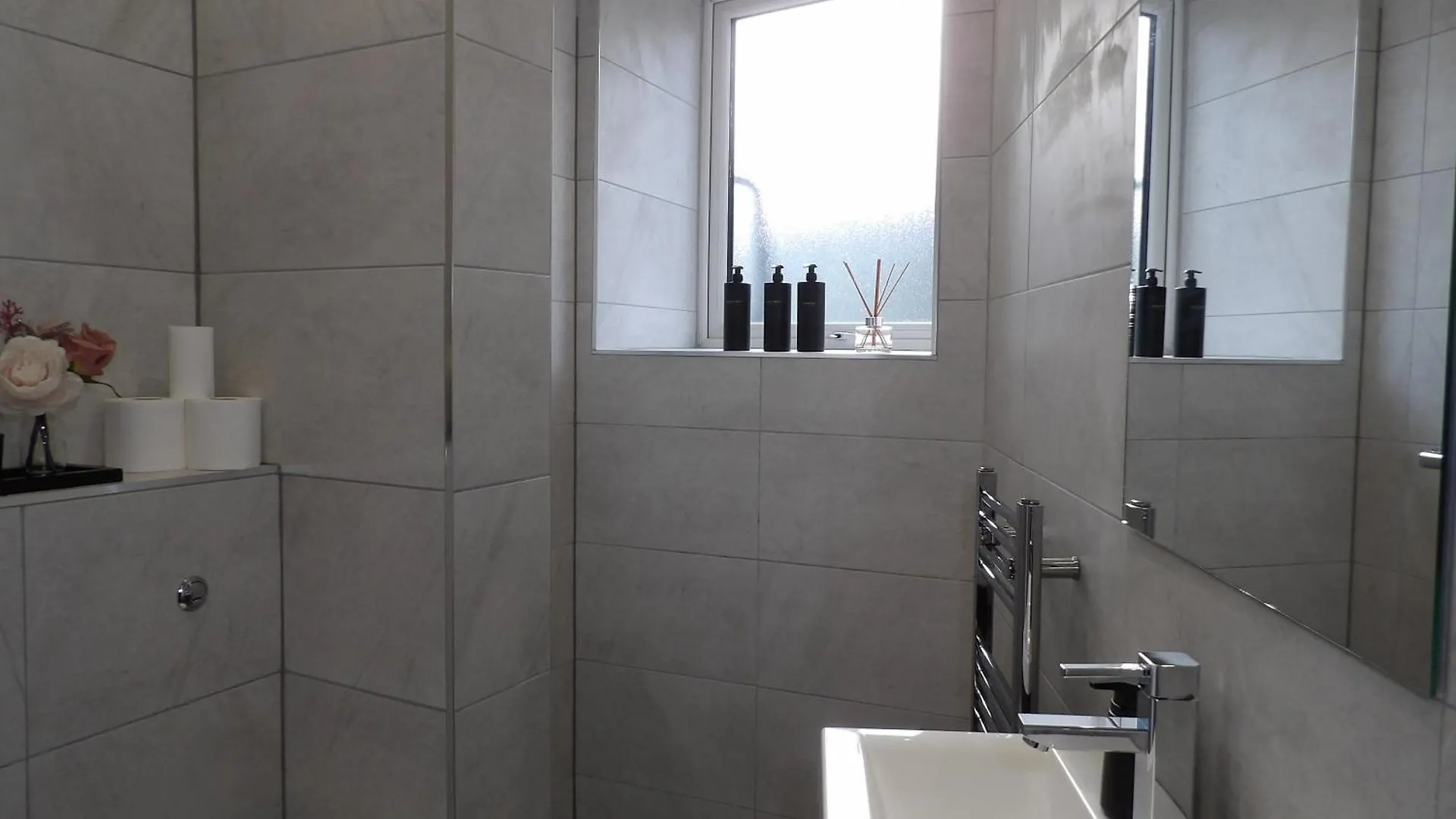 City Convenience, Calm Comfort-- A Stylish One-Bedroom Retreat Just 3 Stops From The Heart Of The City Edinburgh