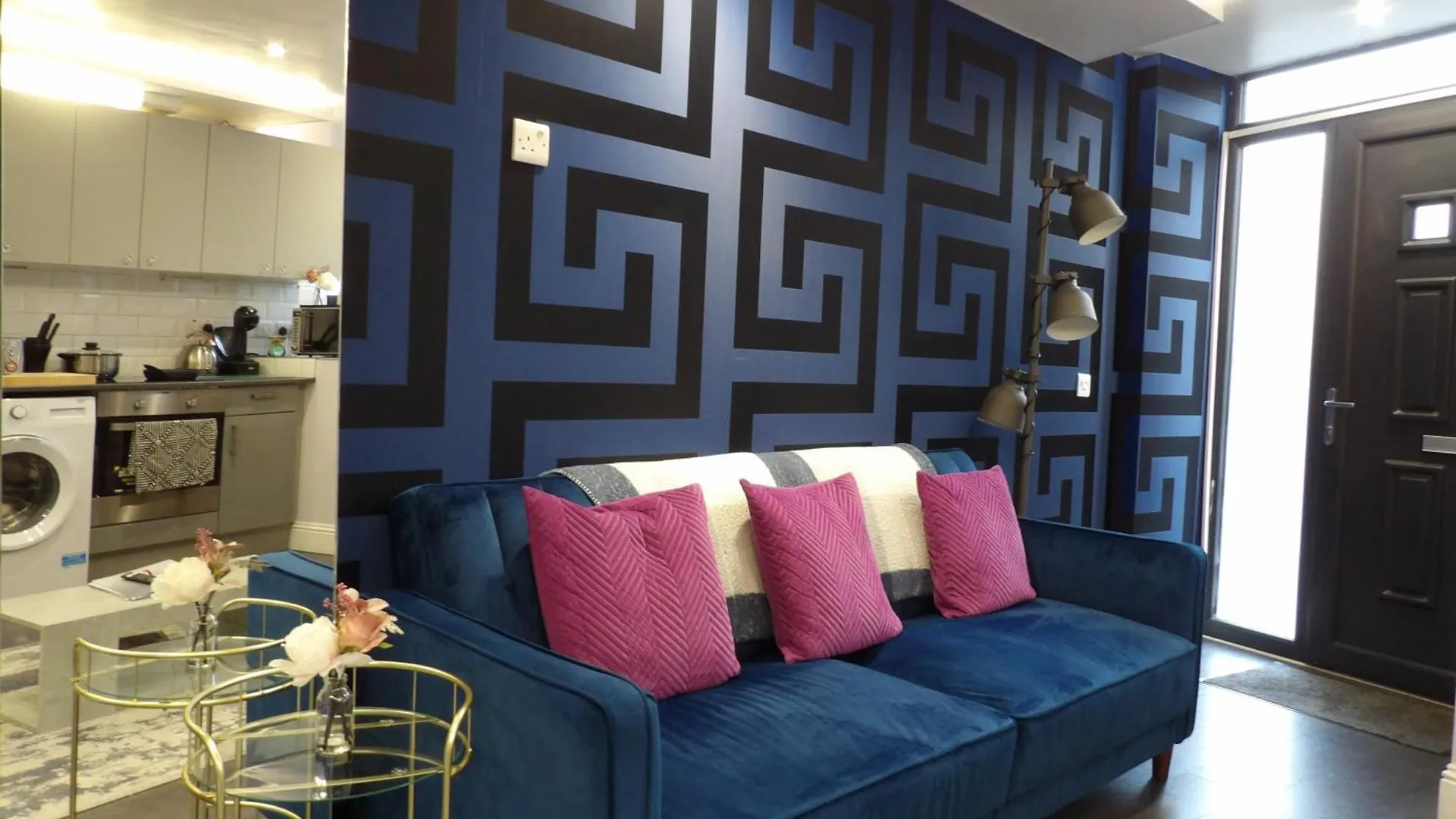 Apartment City Convenience, Calm Comfort-- A Stylish One-Bedroom Retreat Just 3 Stops From The Heart Of The City Edinburgh