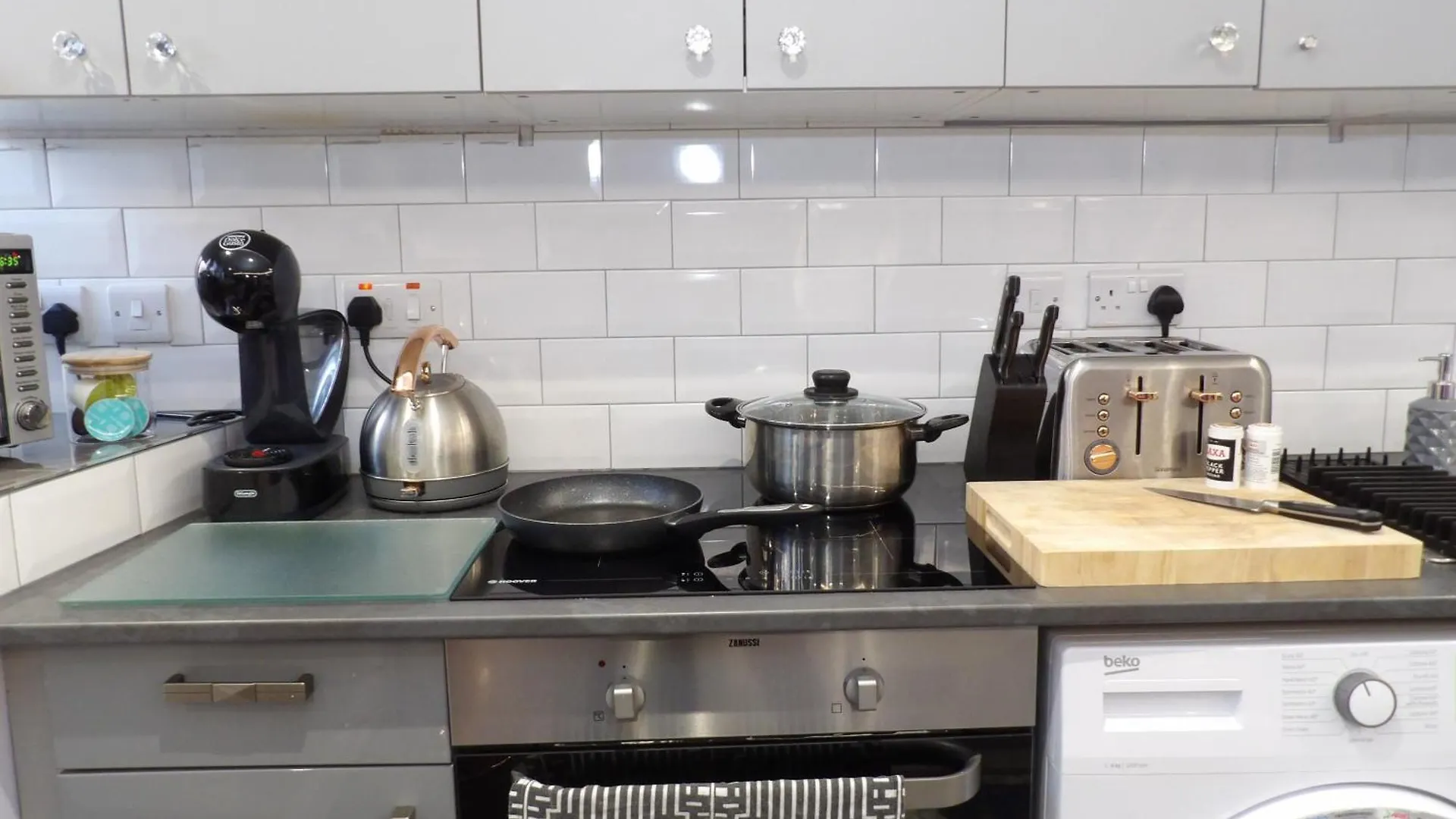Apartmán City Convenience, Calm Comfort-- A Stylish One-Bedroom Retreat Just 3 Stops From The Heart Of The City Edinburgh