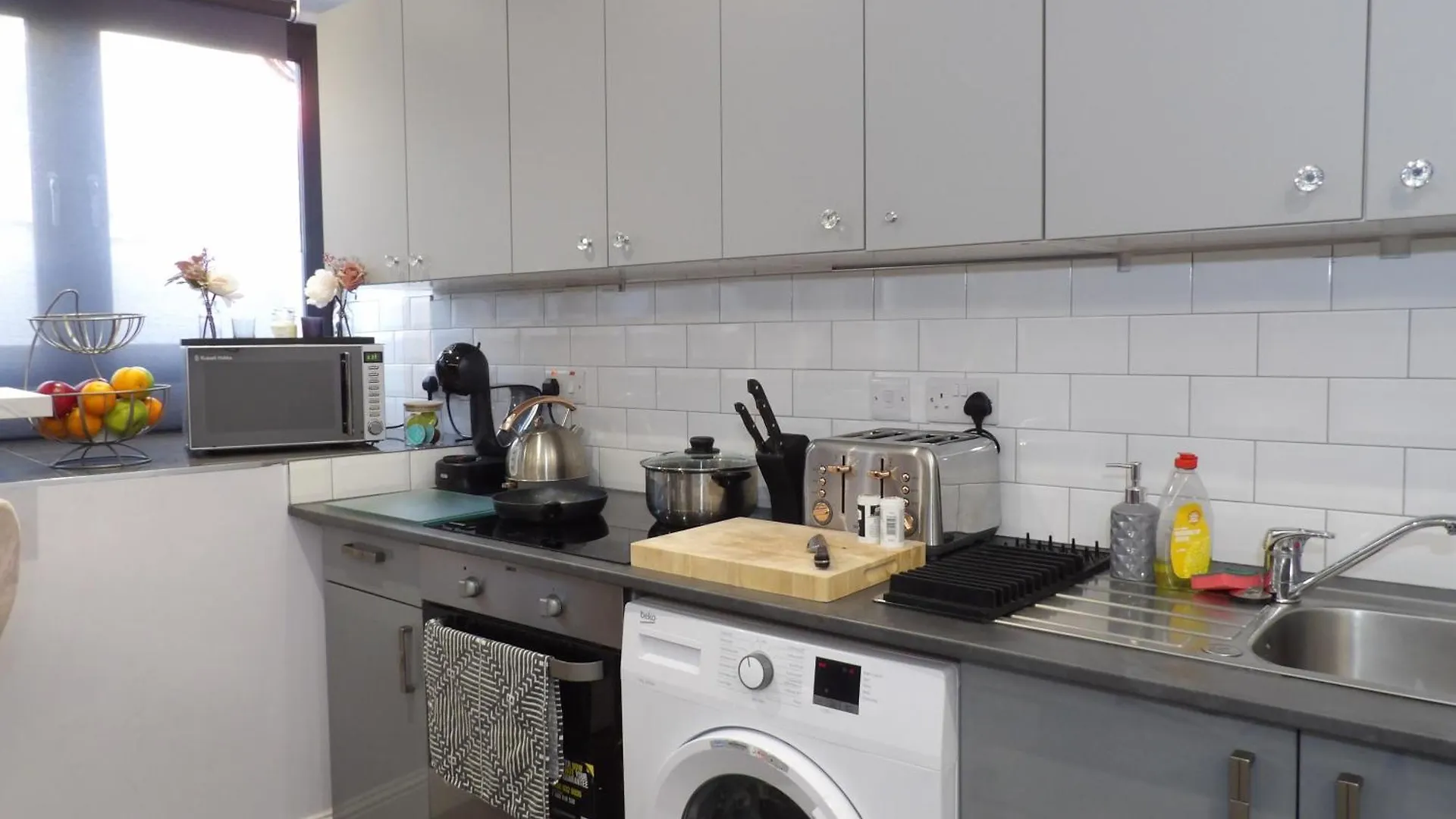 City Convenience, Calm Comfort-- A Stylish One-Bedroom Retreat Just 3 Stops From The Heart Of The City Edinburgh